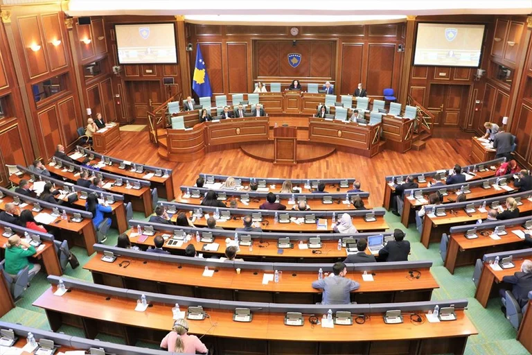 An extraordinary session: The Assembly meets at 6:00