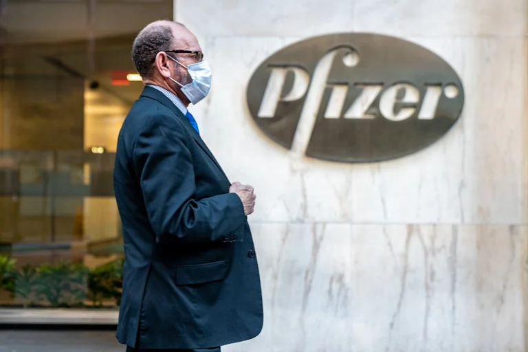 Accordo con Pfizer, assicura 800 mila vaccini
