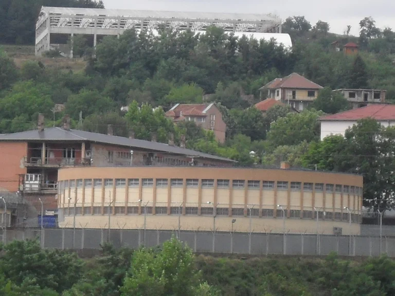 Dos prisioneros en el pico de la prisión de Mitrovica, amenazan con saltar
