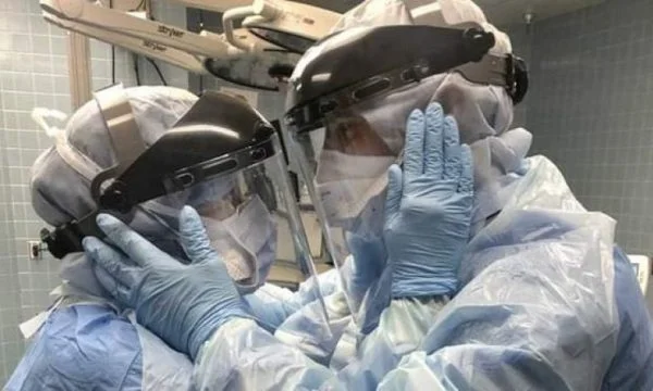 L'infirmière propose le mariage de manière inhabituelle