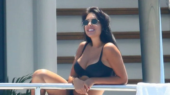 Georgia Rodriguez ne fait pas place à l'imagination, pose avec le bikini de Dubaï