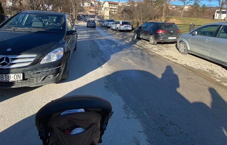 Terrible: Irresponsible Fahrer riskieren Mutter, Kindleben in Pristina