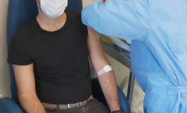 Un spécialiste albanais reçoit un vaccin anti-VID CO à Rome