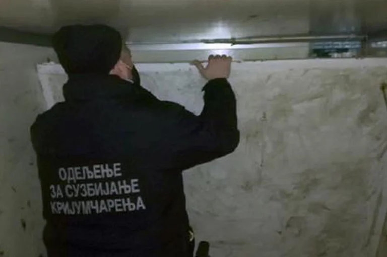 Serbs stop at the border bus from Kosovo: Finding Smuggling goods