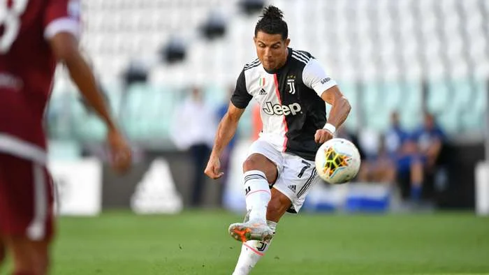 Cristiano Ronaldo thyen rekordin 60-vjeçar të Juventusit – hynë në histori me supergolin nga goditja e lirë
