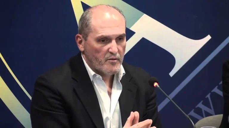 Vuchiqi media: il tempo di KLA è finito, Surroi sta dietro Kurt e Osman