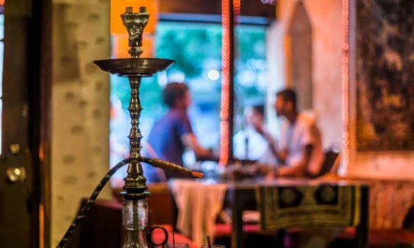 La policía cerró el bar de Meda, pronunciando 100 multas dentro de él