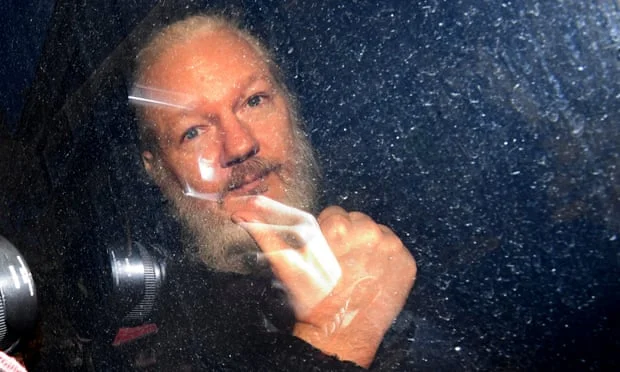 Giudice britannico: Assange non può essere estradato negli Stati Uniti