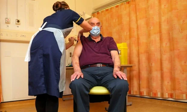 82 anni, prima persona al mondo ad ottenere il vaccino di Oxford contro COVID-19