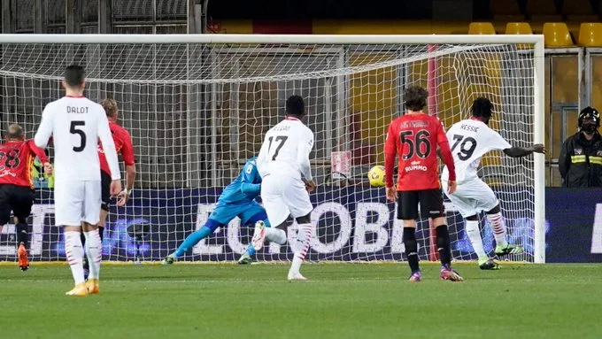 With ten players on the field, Milan defeats Benventon to return as leader