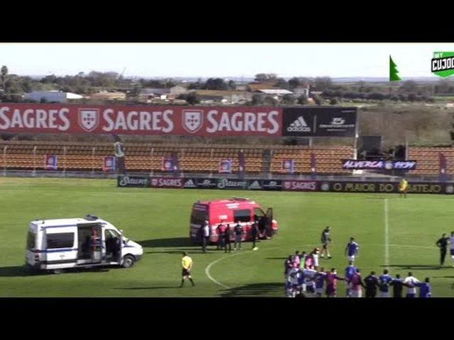 Panic moments in the field: The player falls unconscious, takes him off to hospital in serious condition