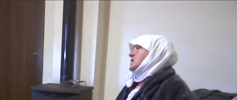 L'anziano che vive da solo mostra come 55 mila euro sono stati derubati da tre persone