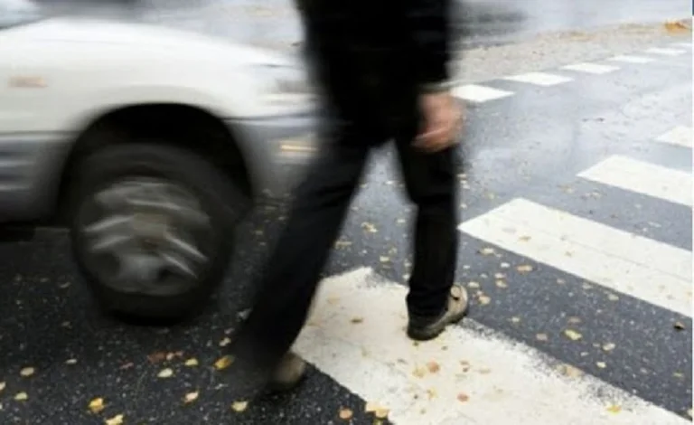 Eine Person landet im Krankenhaus, nachdem er das Auto in Pristina getroffen hat.