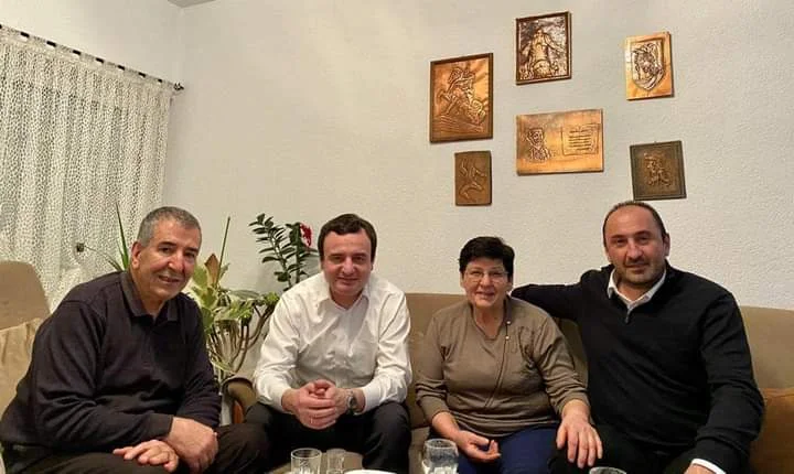 La campagne électorale approche, Albin Kurti se souvient avec affection d'Arben Gededin d'Astrit Deharin