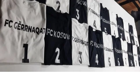 Le mot “play” prend forme sportive: match des Germs FC ayant lieu au Kosovo