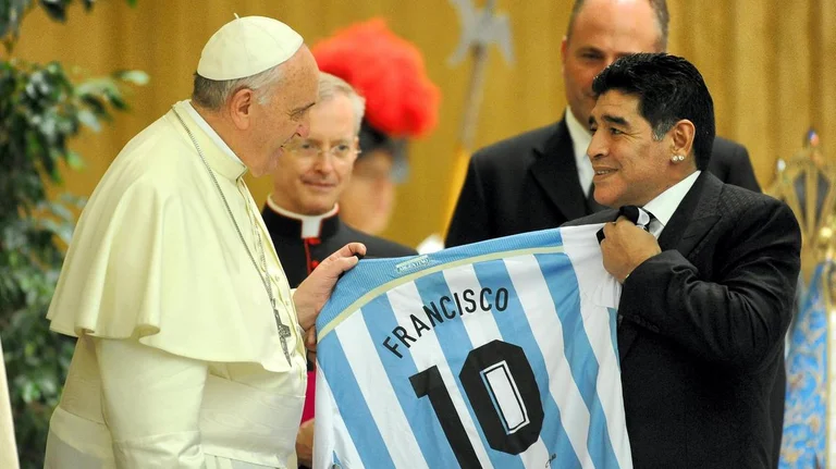 Papa Francescu critica il doping dei giocatori di calcio mentre lui piange per Maradona