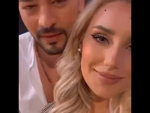 Enrollando imágenes donde Thea y Andy celebraron Año Nuevo