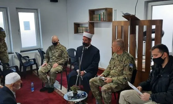 Le maire américain lance la loi à la mosquée de Pristina avec des salutations islamiques