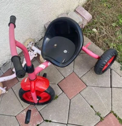 Sie feierten das neue Jahr mit Waffen. Mitrovicas trifft das Mädchen Fahrrad