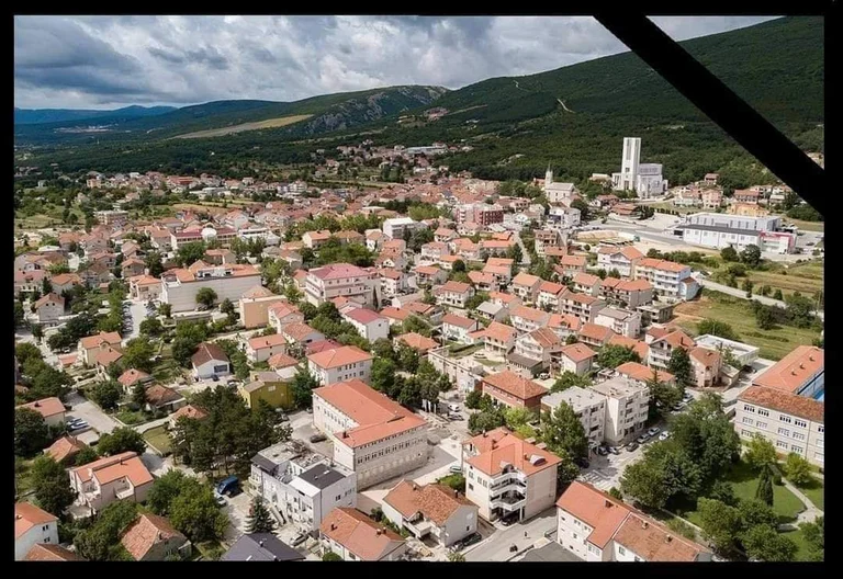 Die Horror Tragödie in Bosnien: Was hat acht junge Menschen getötet, die auf Silvester warten?