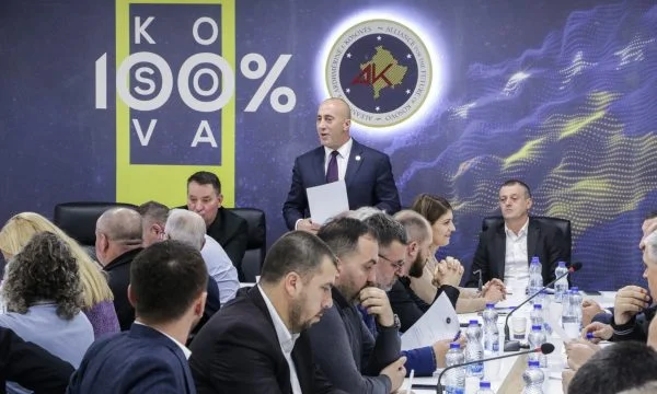 El candidato de primer ministro AAK habla por el partido de Ramush Haradinaj
