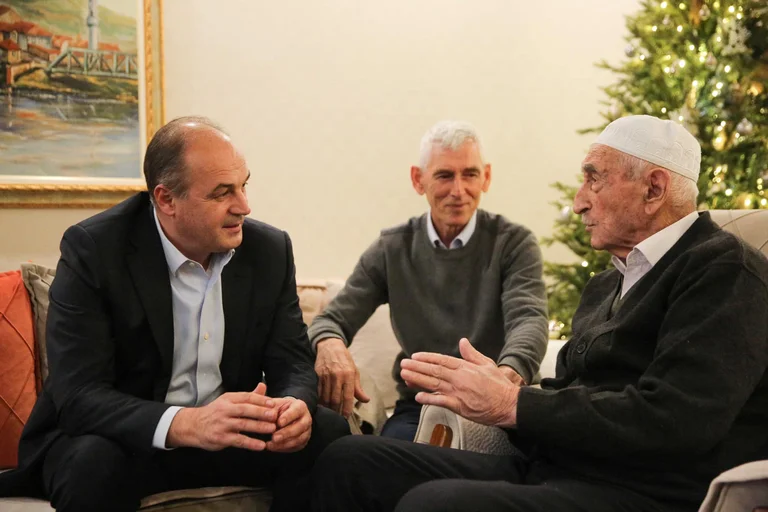 Enver Hoxhaj termine 2020 dans la famille de Kadri Wessel