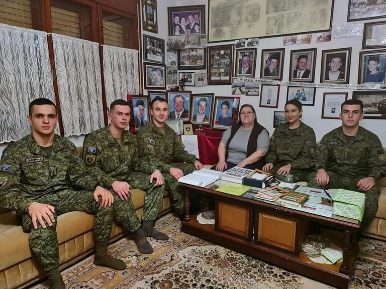 KSF besucht Mutter Ferdonija für das neue Jahr