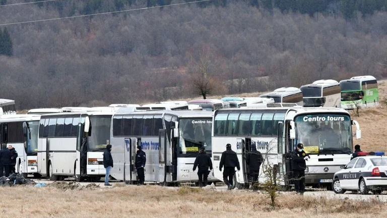 Ce n'était pas attendu de Bosnie: laisse des centaines de réfugiés dans le camp froid et dévasté