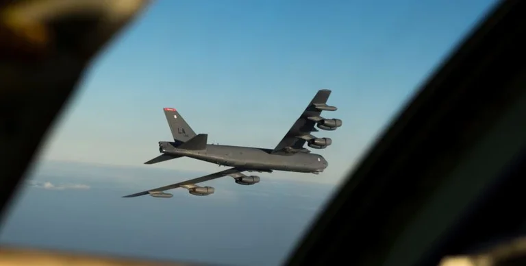 Due bombardieri americani volarono sul Golfo Persico.