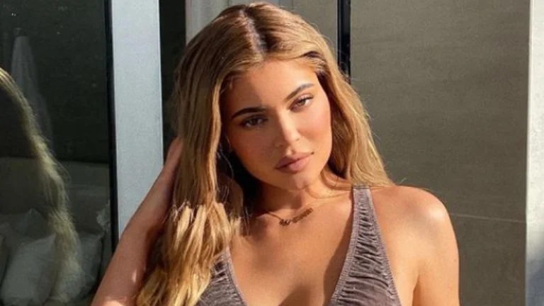 Kyle Jenner doesn't feel cold, poses in the bikins from the pool