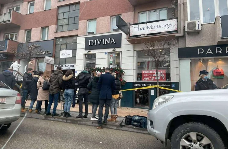 Verdächtiger Mord in Pristina: Crowds und Polizeiband an der Szene