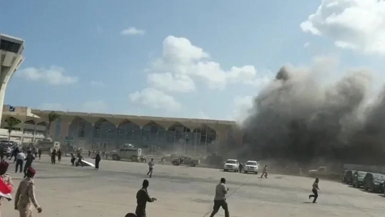 Explosiones poderosas en el aeropuerto de Yemen: Al menos 5 muertos, el primer ministro sale.