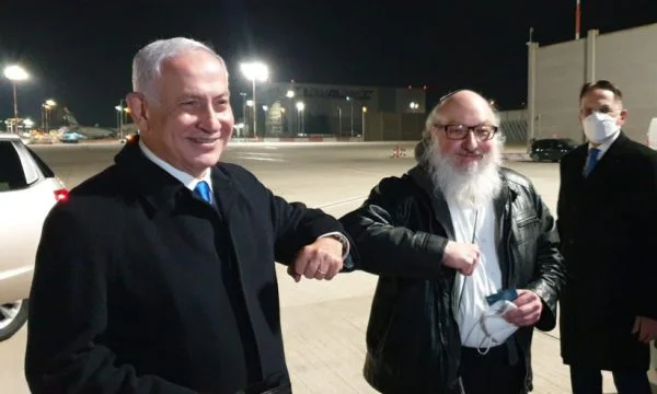Il a gardé 30 ans en prison après avoir espionné les États-Unis pour Israël, Netanyah sort et l'attend à l'aéroport