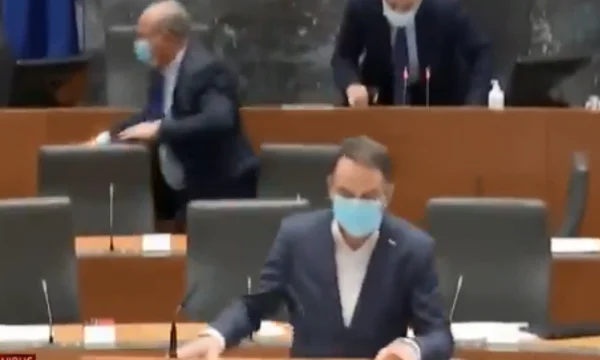 Ansichten des Moments, in dem Erdbeben das Parlament in Slowenien erschüttert