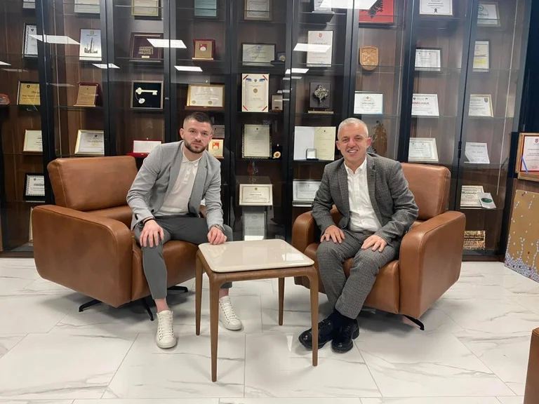 Valon Berisha trifft auf Wohltätigkeit Halil Kastrati