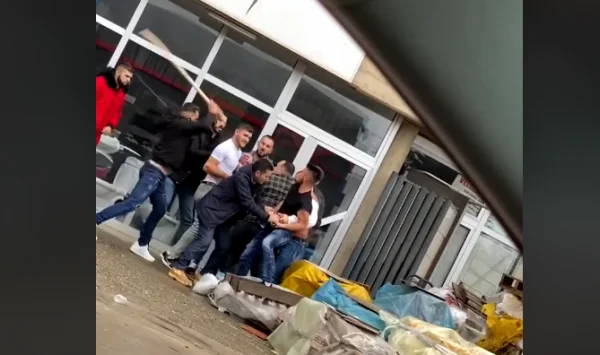Regardez ce que les coups de masse commencent après un accident de Suhareka