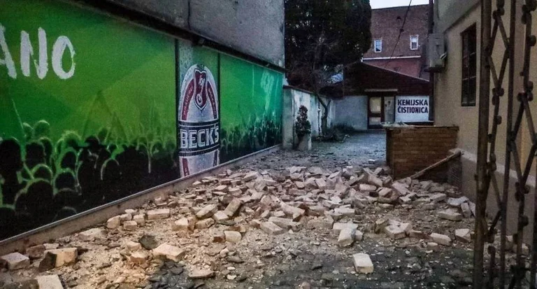 Terremoto in Croazia: strade piene di rovine, il sindaco dice che metà della città è stata distrutta