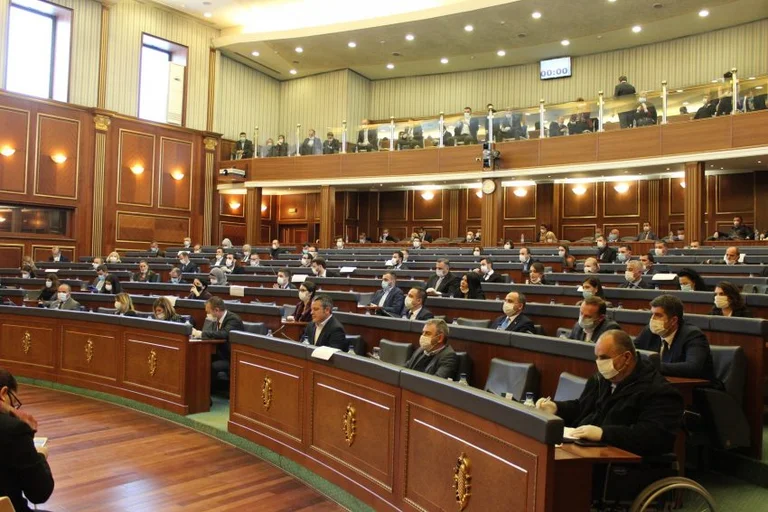 Kryeministri Hoti u kërkon deputetëve ta mbështesin projektligjin për rimëkëmbje ekonomike