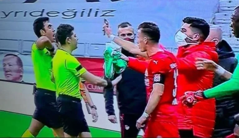 Hakan Arslan von Sivaspor wird rot vertrieben, nachdem der Richter auf den Vorfall am Telefon weitergeleitet wird