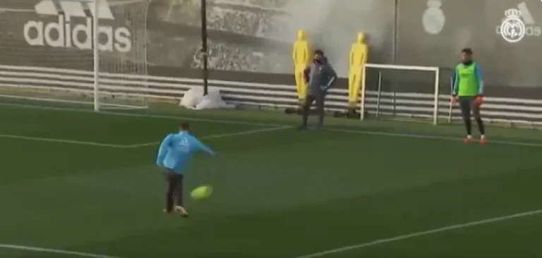 Los aficionados a la pesca con un superhéroe en el entrenamiento