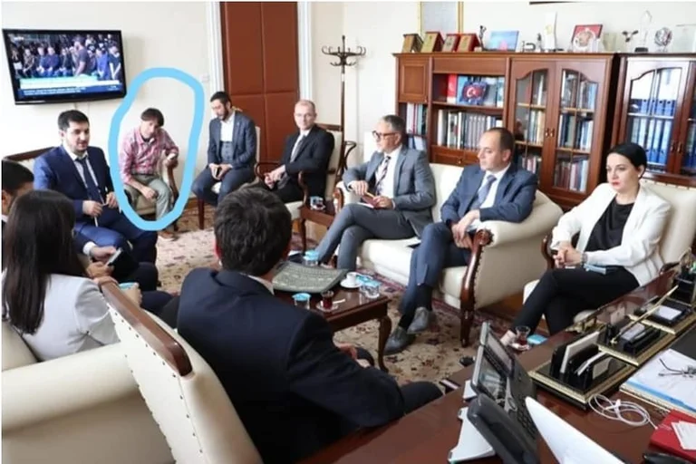 Osman Atalay, la personne proche de Kurt est anti-américaine et partisan du djihadisme