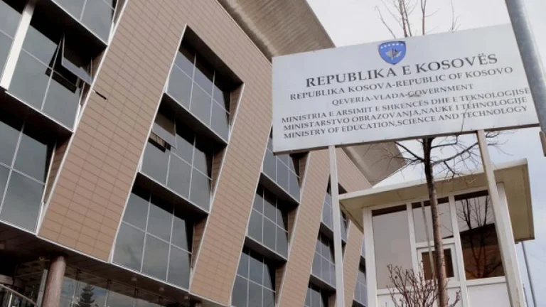 Shtyhen Testi i Arritshmërisë dhe Testi i Maturës Shtetërore