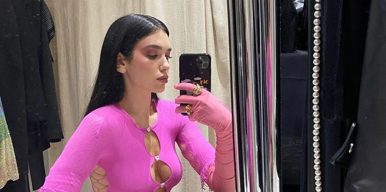 I want Lipa highlights body lines taking a closer look in the mirror