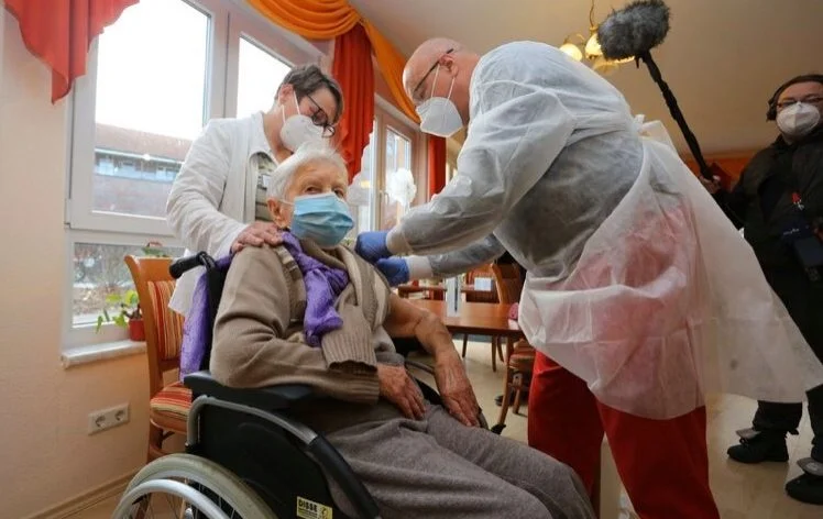101 Jahre alt, zuerst in Deutschland, um den Impfstoff gegen COVID-19 zu nehmen
