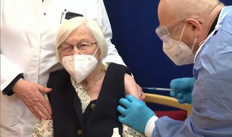 Le médecin albanais vaccine la première personne à Berlin contre COVID-19