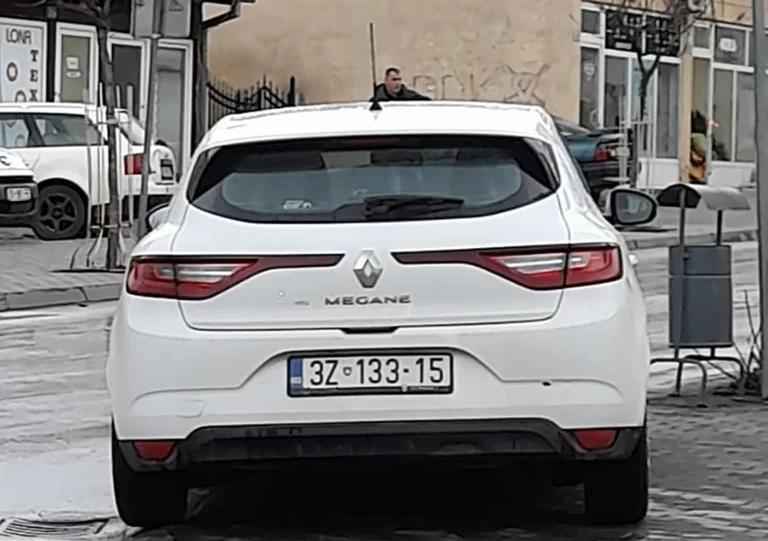 The initiative goes with “3Z” in the campaign, blocks citizens from parking on the sidewalk
