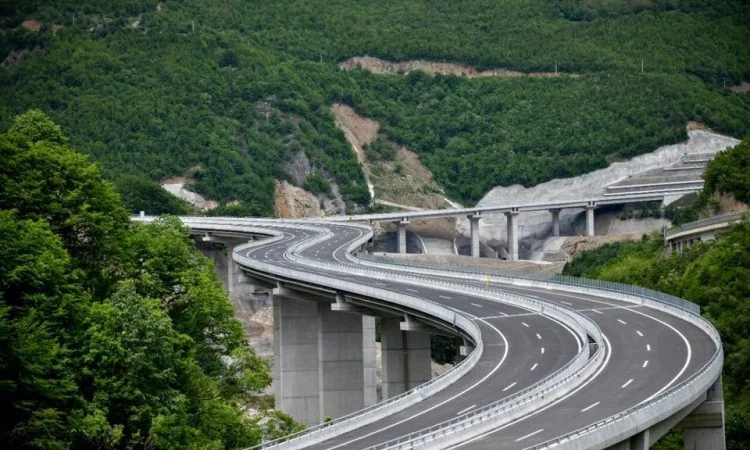 Hoxhaj startet den Tag mit der “Arba Xhaferi” Autobahn: PDK machte, was einst eine Traum Wirklichkeit war