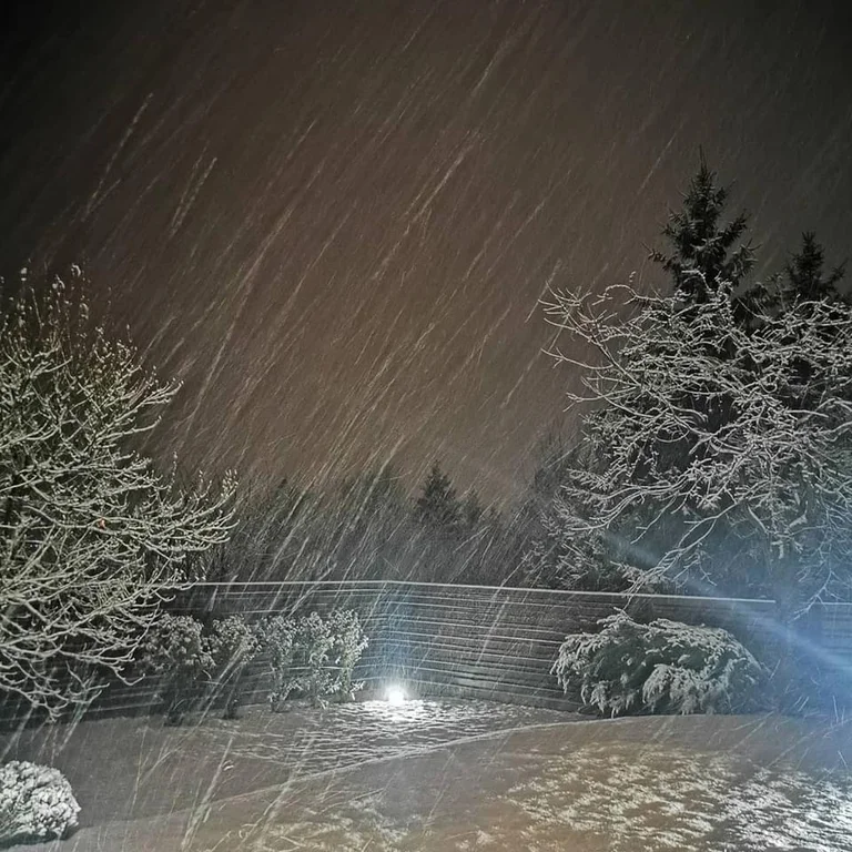 Großes Schnee in Bosnien und Montenegro erreicht einen halben Meter
