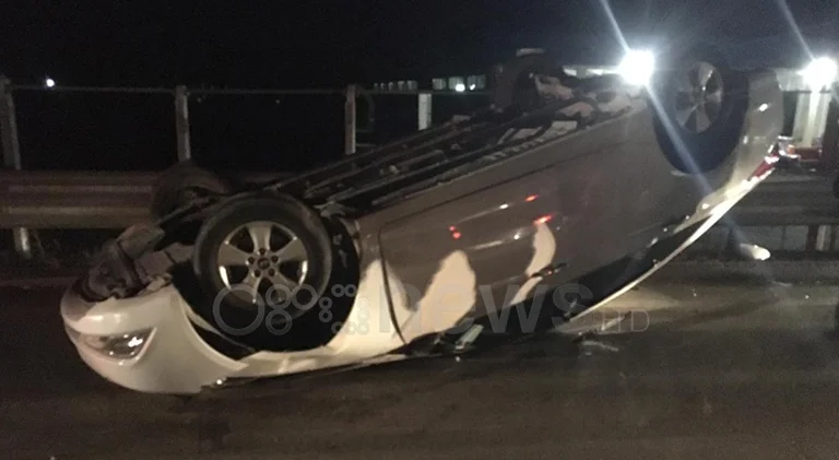 Aksident i tmerrshmëm në Vlorë, makina përmbyset në autostradë