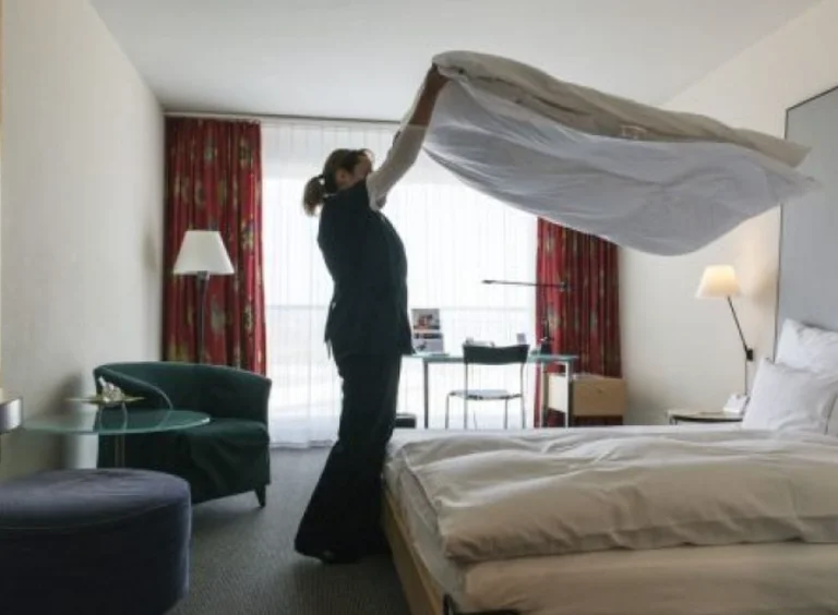 ¿Qué debería hacer en un hotel?